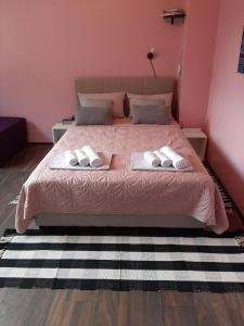 um quarto com uma cama com duas almofadas em Apartmani Krcmarica 10 em Divčibare