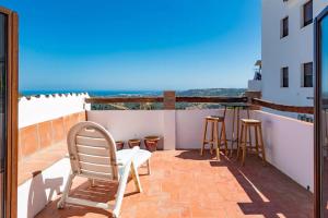 balkon z krzesłami i widokiem na ocean w obiekcie La casita de Casares w mieście Casares