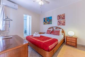 een slaapkamer met een bed, een dressoir en een bureau bij 2 BDR W/Balcony in Vale do Lobo by LovelyStay in Almancil