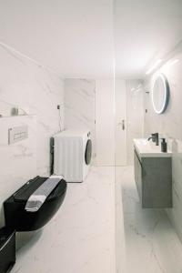 bagno bianco con servizi igienici e lavandino di Villa Katrin a Kíssamos