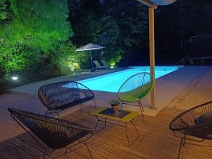オリオールにあるStudio Les Oliviersの- パティオ(椅子付)、夜間のプール
