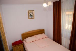 a small bedroom with a bed and a window at Casa Elena 