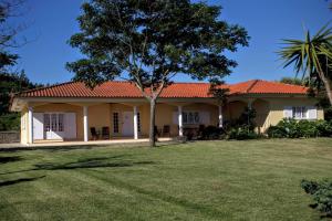 uma casa com um relvado verde em frente em Quinta do Pinheiral em Favões