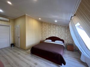 Postel nebo postele na pokoji v ubytování Barvy Dnipra