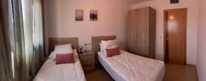 1 Schlafzimmer mit 2 Betten und einem Schrank in der Unterkunft SUPERBE APPARTEMENT AVEC PLACE DE PARKING in Les Cases d'Alcanar
