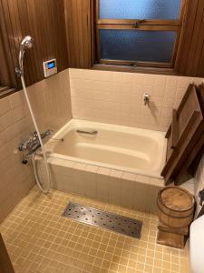 y baño con bañera y aseo. en Yoshino-gun - House - Vacation STAY 61738v, en Kami-ichi