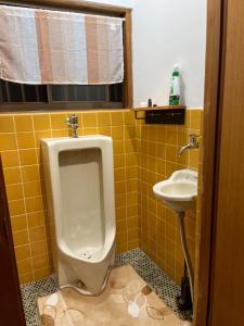 baño con urinario y lavabo en Yoshino-gun - House - Vacation STAY 61738v, en Kami-ichi