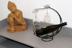 a lamp on a table next to a statue and a bottle at Görg Ferienwohnungen in Kröv