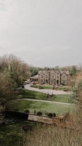 un gran edificio con un parque enfrente en Woodlands Hotel, en Leeds