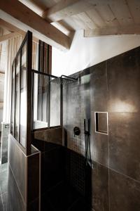 La salle de bains est pourvue d'une douche et d'une paroi en verre. dans l'établissement La Loge de la Dolarde - Chambre Nord-Est, à Prémanon