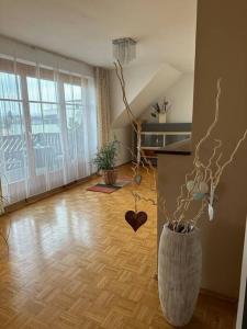 a living room with a vase with flowers in it at Freundliche Wohnung Nähe Weinstraße für 5 Personen in Wagna