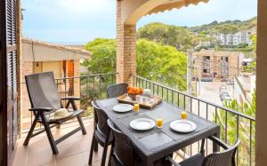 balcone con tavolo e sedie. di Apartamento a 100 m de playa. Calella Palafrugell a Calella de Palafrugell