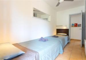 1 dormitorio con 2 camas y espejo en la pared en Apartamento a 100 m de playa. Calella Palafrugell, en Calella de Palafrugell