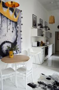 eine Küche und ein Esszimmer mit einem Tisch und Stühlen in der Unterkunft Stúdió apartman in Szigetvár