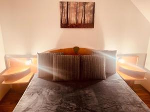 Un dormitorio con una cama con dos luces. en Ferienwohnung mit großem Balkon, en Feistritz im Rosental