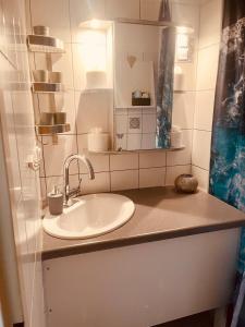 y baño con lavabo y espejo. en Ferienwohnung mit Garten - a88519 en Feistritz im Rosental