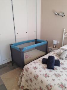 - une chambre avec un lit et un lit bébé bleu dans l'établissement Villa le Bosquet en Luberon., à Ménerbes 18 autres photos