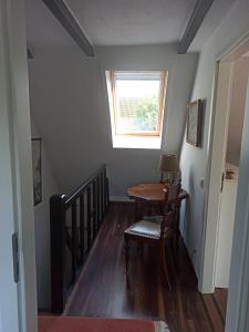 a small room with a table and a window at Schöne Ferienwohnung mit Balkon auch für Handwerker und Monteure in Borsfleth