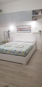 A bed or beds in a room at I Host apartment - Cossa 19