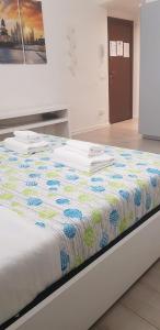 A bed or beds in a room at I Host apartment - Cossa 19