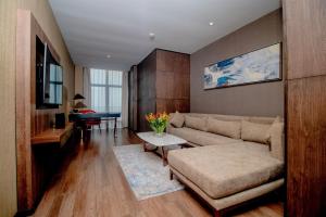 uma sala de estar com um sofá e uma mesa em CIKA GOLDEN HOTEL and SUITES em Lomé