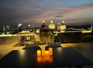 um grupo de chefs de pé no topo de um telhado em CIKA GOLDEN HOTEL and SUITES em Lomé