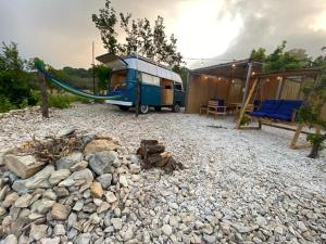 uma caravana com uma rede de descanso e uma tenda em Batroun van camping em Batroûn