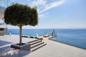 アギア・ペラギアにあるBeachfront Villa in Crete - Epavli Luxury Villaの家から海を撮る男