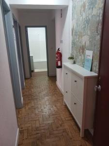 um corredor com um quarto com uma boca de incêndio e um piso em Simpático apartamento no centro em Lisboa