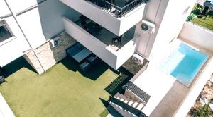 Bazén v ubytování Vip Deluxe Apartment Arian nebo v jeho okolí