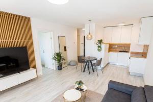een woonkamer met een bank en een tafel bij Urban apartment with free parking in Bratislava