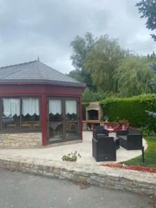 einen roten Pavillon mit Kamin im Hof in der Unterkunft Chambres du Vau-Nogues in Pleudihen-sur-Rance
