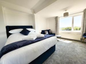 Ένα ή περισσότερα κρεβάτια σε δωμάτιο στο Sea View - 1 Bed Suite - Ocean Breeze - Port Eynon