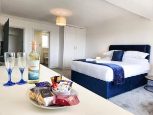 Postel nebo postele na pokoji v ubytování Bay View - 1 Bed Suite - Ocean Breeze - Port Eynon