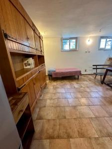 ein Zimmer mit einer Bank in der Mitte eines Zimmers in der Unterkunft Tentadore in La Caletta