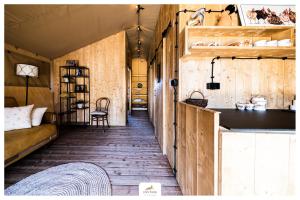 Liva Park Glamp的厨房或小厨房