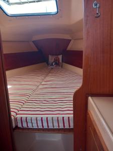 Cometino 800 في Hrdoňov: سرير صغير في الجزء الخلفي من قارب