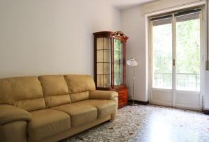Milano Santa Caterina House في ميلانو: غرفة معيشة مع أريكة ونافذة