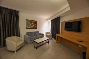 TV a/nebo společenská místnost v ubytování Majestic Byblos Grand Hotel