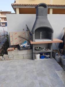 a outdoor oven sitting next to a wall with boxes at ARC BLEu in Siniscola