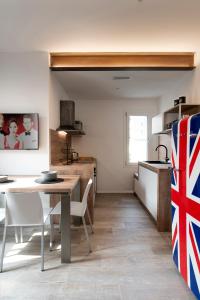 cocina y comedor con mesa y sillas en Residence Cavalli, en Mestre