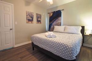 a bedroom with a bed with two towels on it at Spacious Modern 5 Bedrooms JAX in Jacksonville