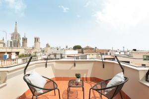 バルセロナにあるBCN Town Apartments Portaferrissaの市街の景色を望むバルコニー(椅子付)