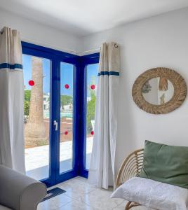 una camera con porte blu e una finestra di Los Barqueros 24 by Best Holidays Fuerteventura a Corralejo