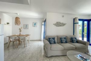 un soggiorno con un divano e un tavolo di Los Barqueros 24 by Best Holidays Fuerteventura a Corralejo