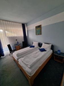 een slaapkamer met een groot bed in een kamer bij Randunica in Văliug