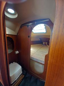 Habitación pequeña con cama en la parte trasera de un barco en Cometino 800, en Hrdoňov
