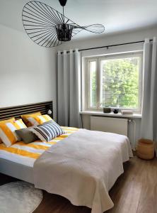 sypialnia z dużym łóżkiem i oknem w obiekcie Trendy apartment in the heart of green Lahti, free parking w mieście Lahti
