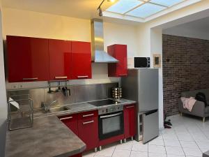 Una cocina o cocineta en La brique rouge - Maison 66 m2 avec 2 chambres 15 fotos más