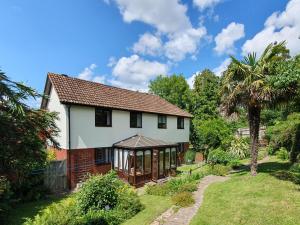 シドマスにあるMeadow Viewの庭の展望台付白い家